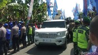 Momen Prabowo Terima Lukisan Remaja Tunarungu di Nganjuk