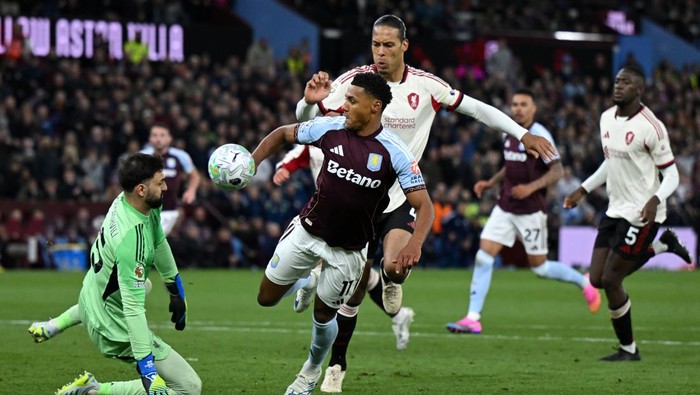 BIRMINGHAM, ENGLAND - MAY 15: Ollie Watkins of Aston Villa shoots while under pressure from Giorgi Mamardashvili of Liverpool during the Premier League match between Aston Villa and Liverpool at Villa Park on May 15, 2026 in Birmingham, England. (Pho