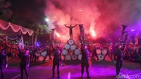 Warna-warni Parade Surabaya Vaganza 2026 Penuh Sorak Pengunjung