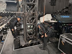 Brimob Polda Metro Sterilisasi Indonesia Arena Jelang Konser One Ok Rock