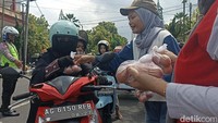 Harga Anjlok, Peternak di Tulungagung Bagi-bagi Telur Ayam ke Warga
