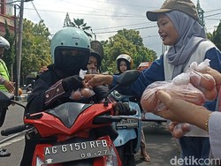 Harga Anjlok, Peternak di Tulungagung Bagi-bagi Telur Ayam ke Warga