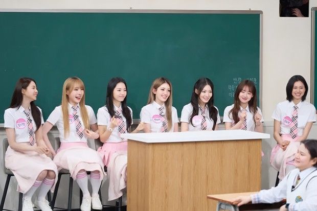 Potret terbaru I.O.I di acara 'Knowing Bros'/ Foto: insatgram.com/jtbcbros I.O.I kembali mendatangi acara Knowing Bros setelah 10 tahun terakhir dengan seragam program survival 'Produce 101'.