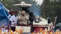 Video: Prabowo Naik Traktor, Ikutan Panen Jagung di Tuban Jatim