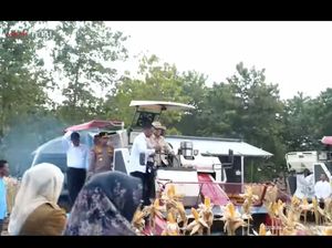 Pakai Topi Koboi, Prabowo Panen Jagung Naik Corn Reaper di Tuban