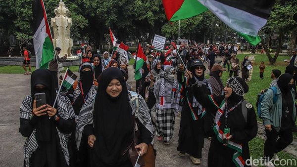 Ribuan Massa Long March Bela Palestina di Jakarta