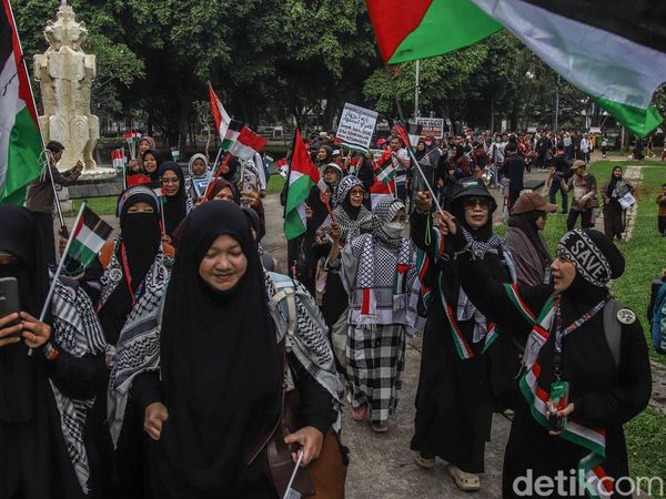 Ribuan Massa Long March Bela Palestina di Jakarta