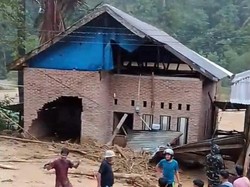 Longsor di Matangnga Polman, 4 Rumah Rusak-3 Tiang Listrik Roboh