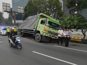 Sopir Ngantuk, Truk Muat Batu Bata Kecelakaan Tunggal di MT Haryono