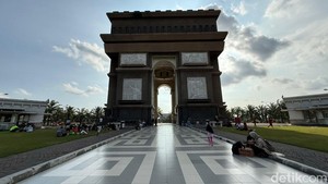Simpang Lima Gumul Kediri Diserbu Wisatawan Saat Long Weekend