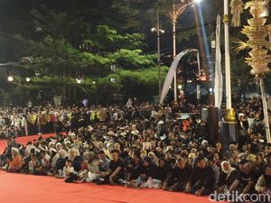 Warga Padati Jalan Diponegoro Saksikan Kirab Milangkala Tatar Sunda
