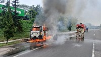 Mobil Sultan Ludes Terbakar di Tol Cipularang, 5 Orang Selamat