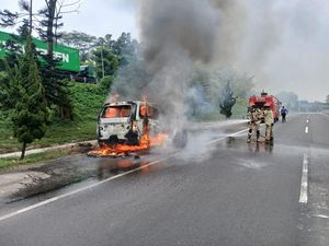 Mobil Sultan Ludes Terbakar di Tol Cipularang, 5 Orang Selamat