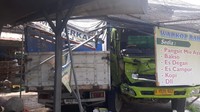 Tronton Rem Blong Tabrak 3 Kendaraan dan Warkop di Gresik