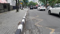 Sempat Dikeluhkan Warga, Aspal-Trotoar Rusak di Jalan Pengadilan Medan Ditambal