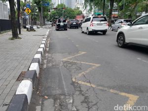 Sempat Dikeluhkan Warga, Aspal-Trotoar Rusak di Jalan Pengadilan Medan Ditambal