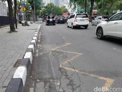 Sempat Dikeluhkan Warga, Aspal-Trotoar Rusak di Jalan Pengadilan Medan Ditambal