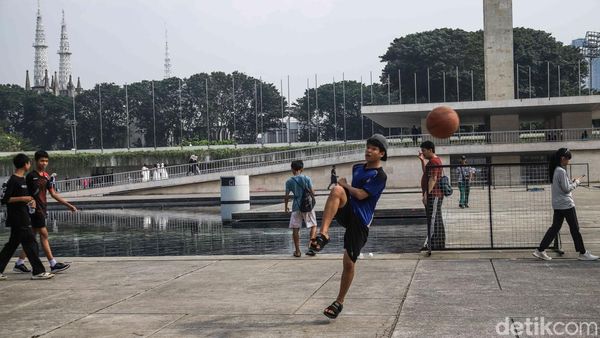Warga Asyik Olahraga dan Piknik di Lapangan Banteng