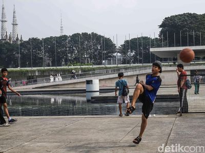 Warga Asyik Olahraga dan Piknik di Lapangan Banteng