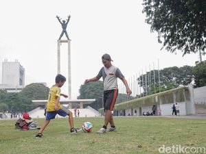 Warga Habiskan Long Weekend di Lapangan Banteng