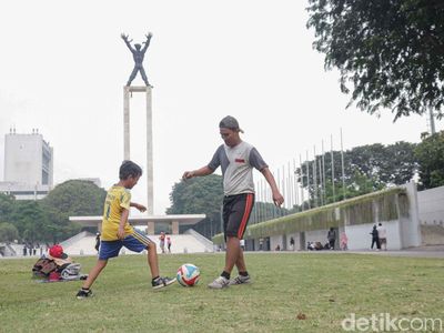 Warga Habiskan Long Weekend di Lapangan Banteng