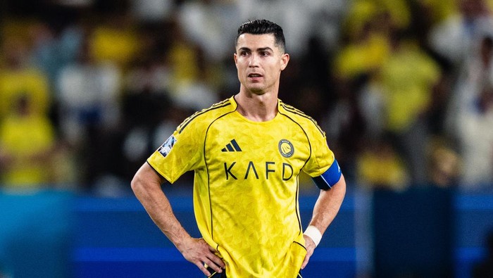Cristiano Ronaldo menolak medali runner-up usai kekalahan Al Nassr di final AFC Champions League 2.