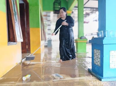 Banjir Luapan Sungai Menjangan Lumajang Surut, Warga Mulai Bersihkan Rumah