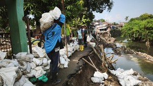 Sambat Emak-emak Korban Banjir Semarang: Barang Elektronik Rusak Semua