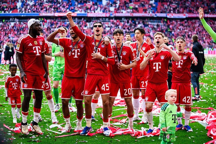 16 May 2026, Bavaria, Munich: Soccer, Men: Bundesliga, Bayern Munich - 1. FC Köln, Matchday 34, Allianz Arena. Dayot Upamecano (l-r, Bayern Munich), Jonathan Tah (Bayern Munich), Aleksandar Pavlovi (Bayern Munich), Tom Bischof (Bayern Munich), Hirok