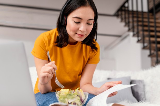 Cara mendapatkan glimmers bisa dimulai dengan melatih diri agar lebih sadar terhadap pengalaman kecil yang memberi rasa nyaman. Kebiasaan sederhana sehari-hari dapat membantu seseorang menemukan glimmers yang cocok untuk dirinya sendiri.