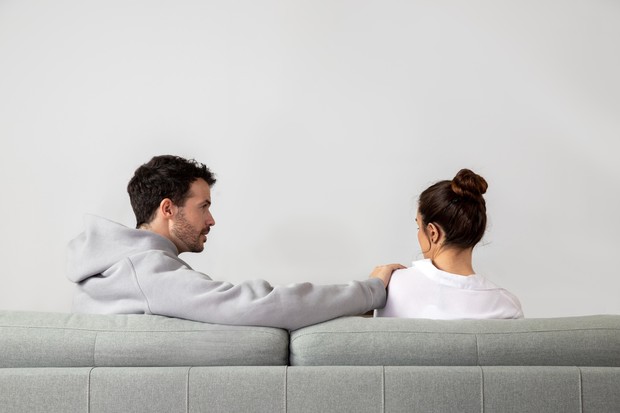 Ciri pria benar-benar baik hati dalam hubungan dapat terlihat dari caranya mendengarkan pasangan dengan penuh perhatian/Foto: Freepik Ciri pria benar-benar baik hati dalam hubungan dapat terlihat dari caranya mendengarkan pasangan dengan penuh perhatian. Ia tidak hanya diam saat kamu berbicara, tetapi juga berusaha memahami perasaan dan pengalamanmu. Sikap ini membuat pasangan merasa dihargai, didengar, dan lebih nyaman dalam hubungan.