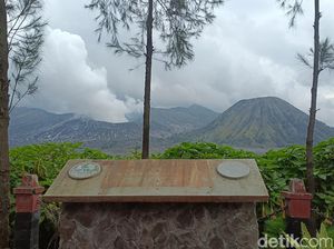 Gunung Bromo Dipadati Ribuan Wisatawan Saat Long Weekend