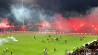 Suporter Lempar Flare-Petasan ke Dalam Lapangan Usai PSM Dipecundangi Persib