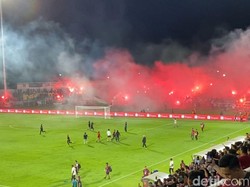 Suporter Lempar Flare-Petasan ke Dalam Lapangan Usai PSM Dipecundangi Persib
