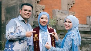 Pesona Irish Bella Berkebaya Baby Blue di Wisuda Putri Sambung, Memukau!