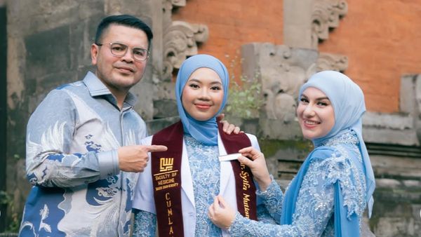 Pesona Irish Bella Berkebaya Baby Blue di Wisuda Putri Sambung, Memukau!