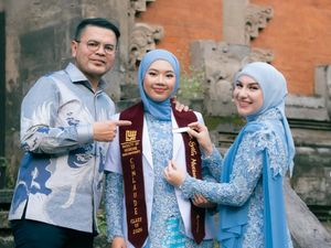 Pesona Irish Bella Berkebaya Baby Blue di Wisuda Putri Sambung, Memukau!