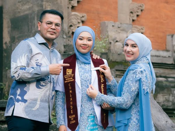 Pesona Irish Bella Berkebaya Baby Blue di Wisuda Putri Sambung, Memukau!