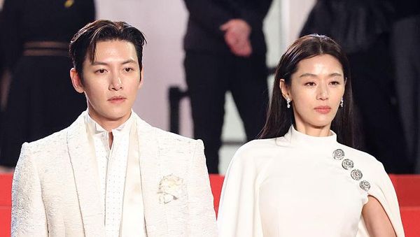 Gaya Para Bintang Colony di Red Carpet Cannes, Jun Ji Hyun Bak Goddess