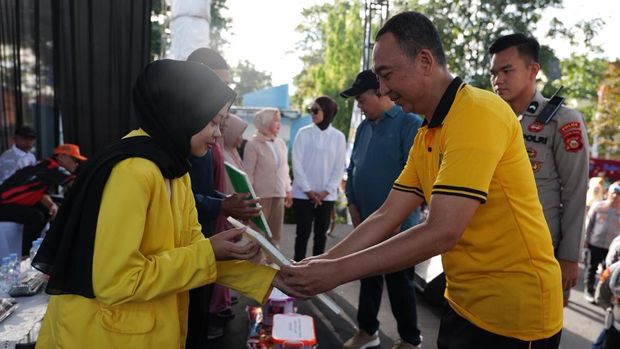 Kapolda Sumsel memberikan paket support ke masyarakat.
