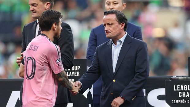 SEATTLE, WASHINGTON - AUGUST 31: Lionel Messi #10 of Inter Miami shakes hands with Mikel Arriola, president of Liga MX, while receiving the Runners-up medal after the Leagues Cup Final match between Seattle Sounders and Inter Miami at Lumen Field on August 31, 2025 in Seattle, Washington. (Photo by Amanda Loman - Leagues Cup/MLS via Getty Images)