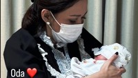 Gaya Maia Estianty Gendong Baby Soleil, Jam Tangan Rolex Pria Curi Atensi