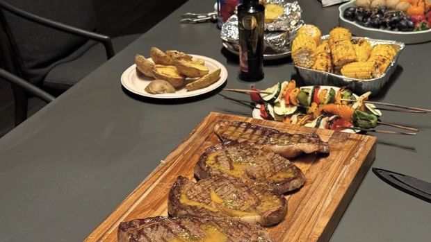 Momen Cinta Brian Asyik Masak Steak hingga Makan di Restoran