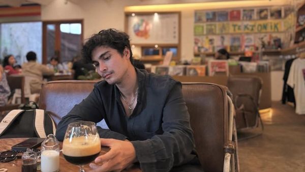 Momen Cinta Brian Asyik Masak Steak hingga Makan di Restoran