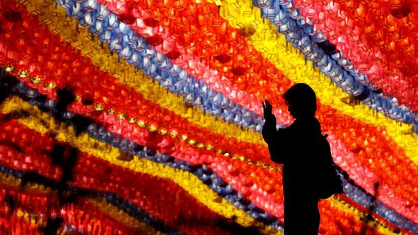 Parade Lentera Lotus Semarakkan Perayaan Waisak di Seoul