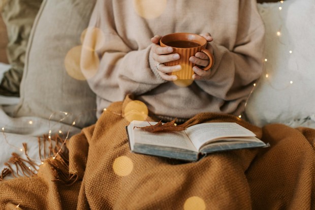 Glimmers adalah pengalaman kecil yang memunculkan rasa aman, nyaman, atau bahagia secara emosional dalam kehidupan sehari-hari. Istilah ini berkaitan dengan respons sistem saraf terhadap hal-hal positif yang membantu tubuh merasa lebih tenang.