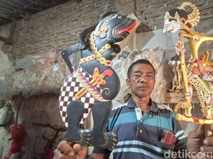 Kisah Sulianto Bertahan 4 Dekade Produksi Wayang Timplong Khas Nganjuk