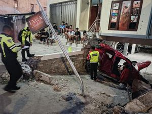 Mobil Tabrak Pembatas Jalan hingga Terbalik di Kupang, Perempuan Bandung Tewas