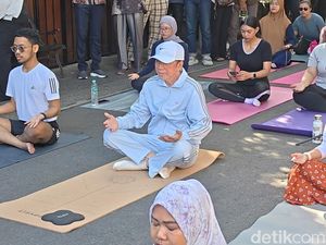 Momen Jokowi Ikut Yoga di Depan Rumah