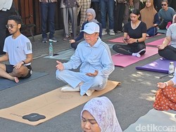 Video Momen Jokowi Yoga Bareng Warga di Depan Rumahnya